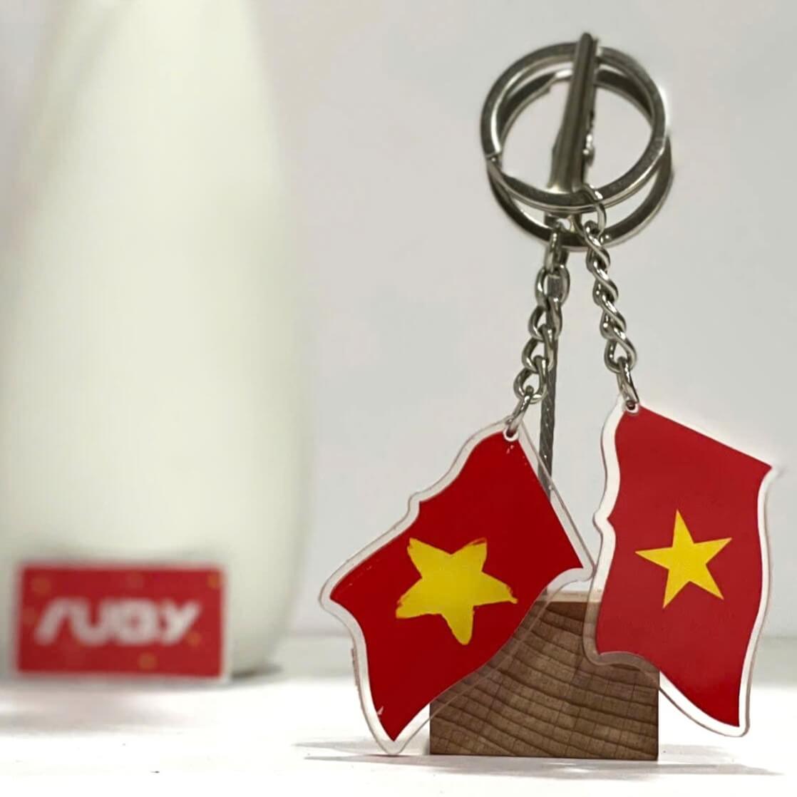 2 mẫu móc khóa hình lá cờ Việt Nam đỏ sao vàng – phụ kiện nhỏ gọn, bền đẹp, mang đậm tinh thần yêu nước.