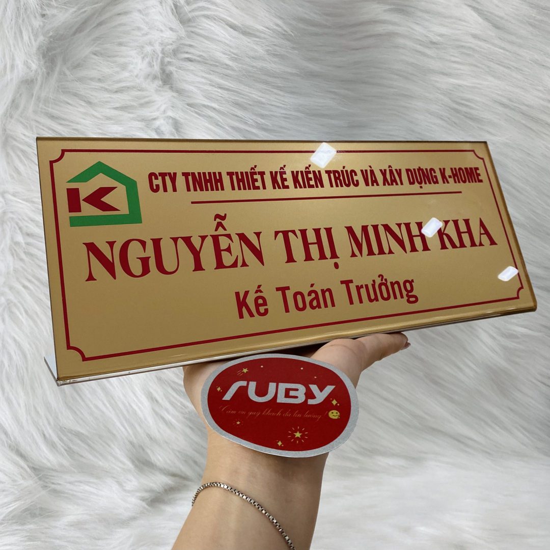 Kệ chức danh để bàn mica – bảng tên in sắc nét, phù hợp văn phòng và phòng họp