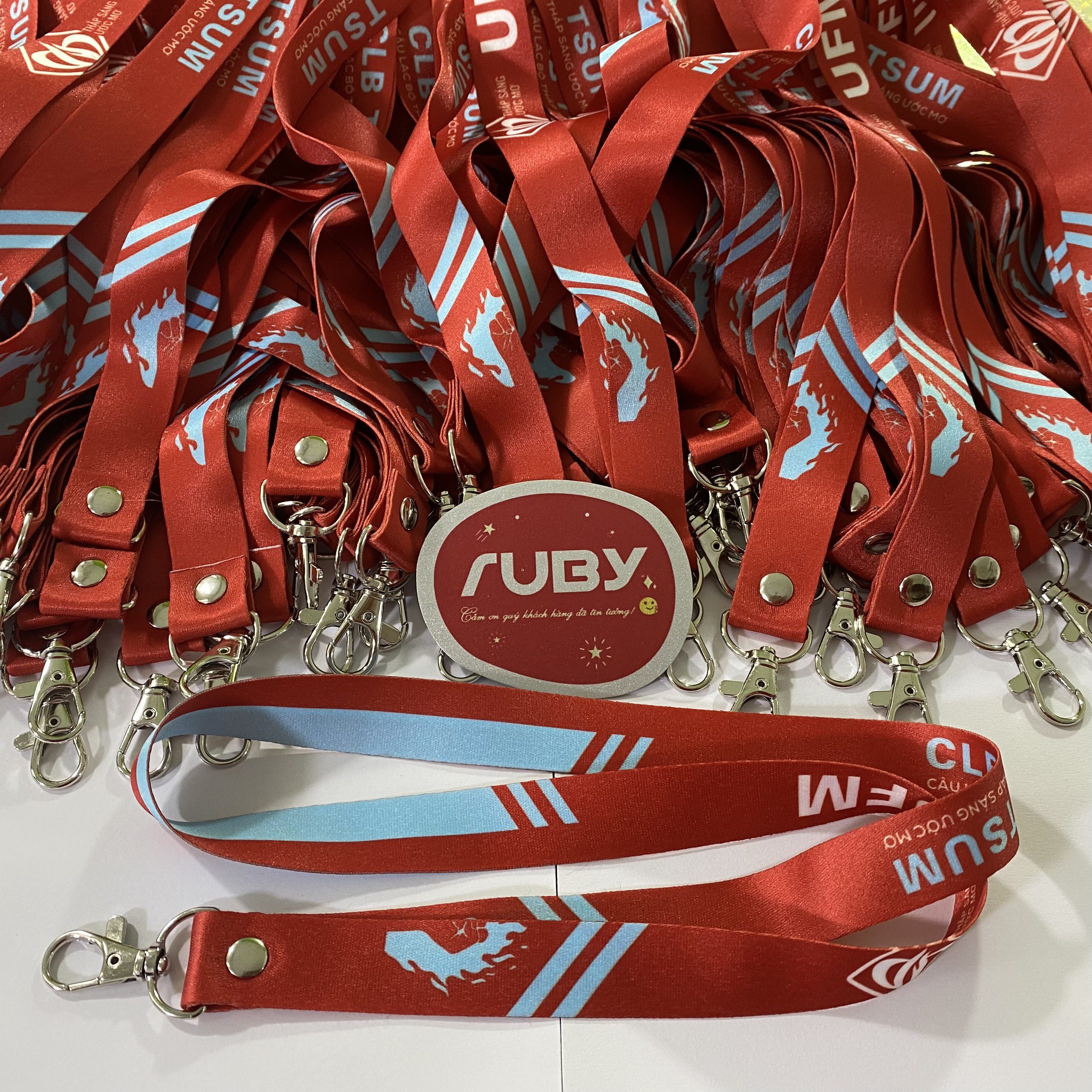 Dây satin 2cm in logo công ty với móc kim loại là móc khỉ