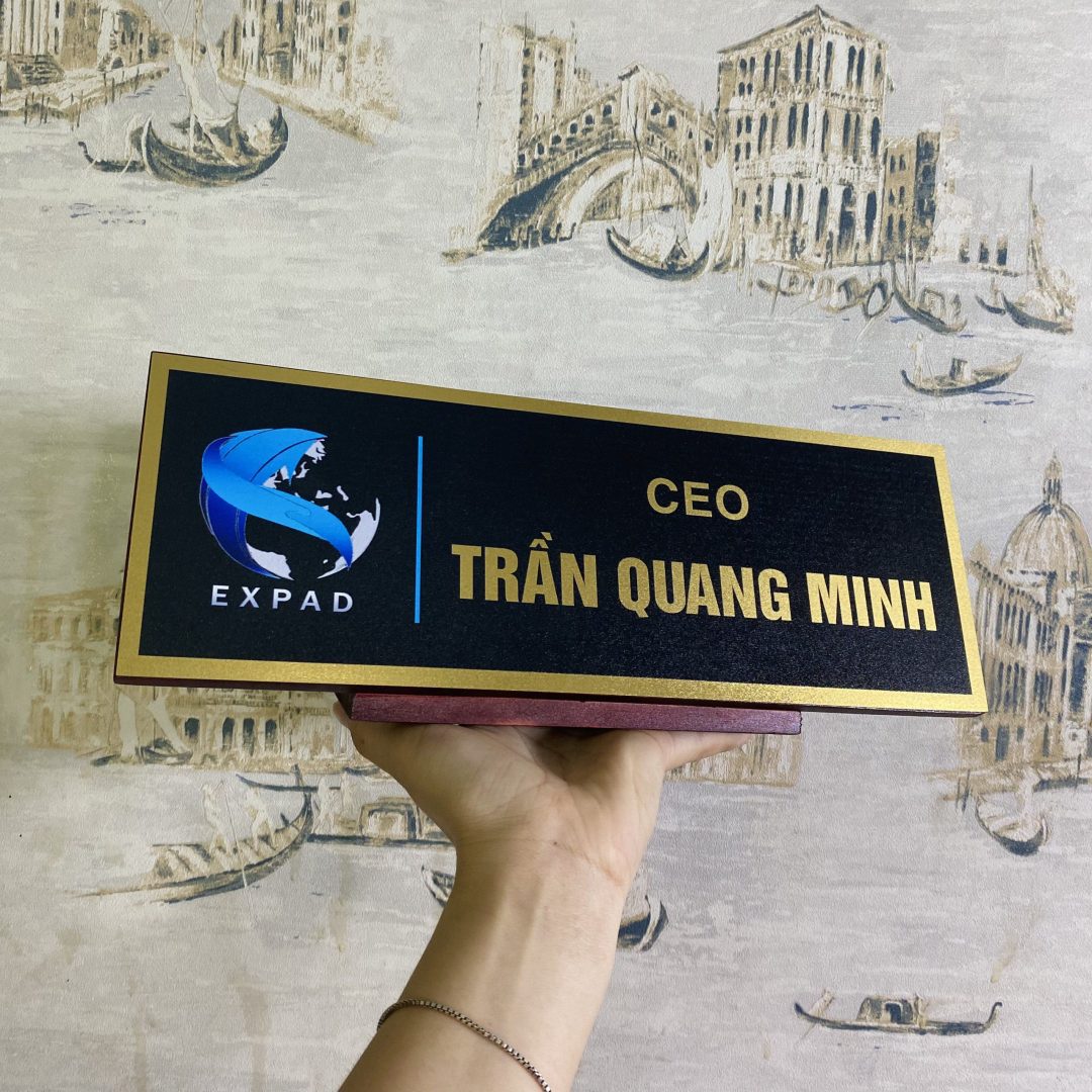 Kệ chức danh đế gỗ nghiêng mặt inox vàng
