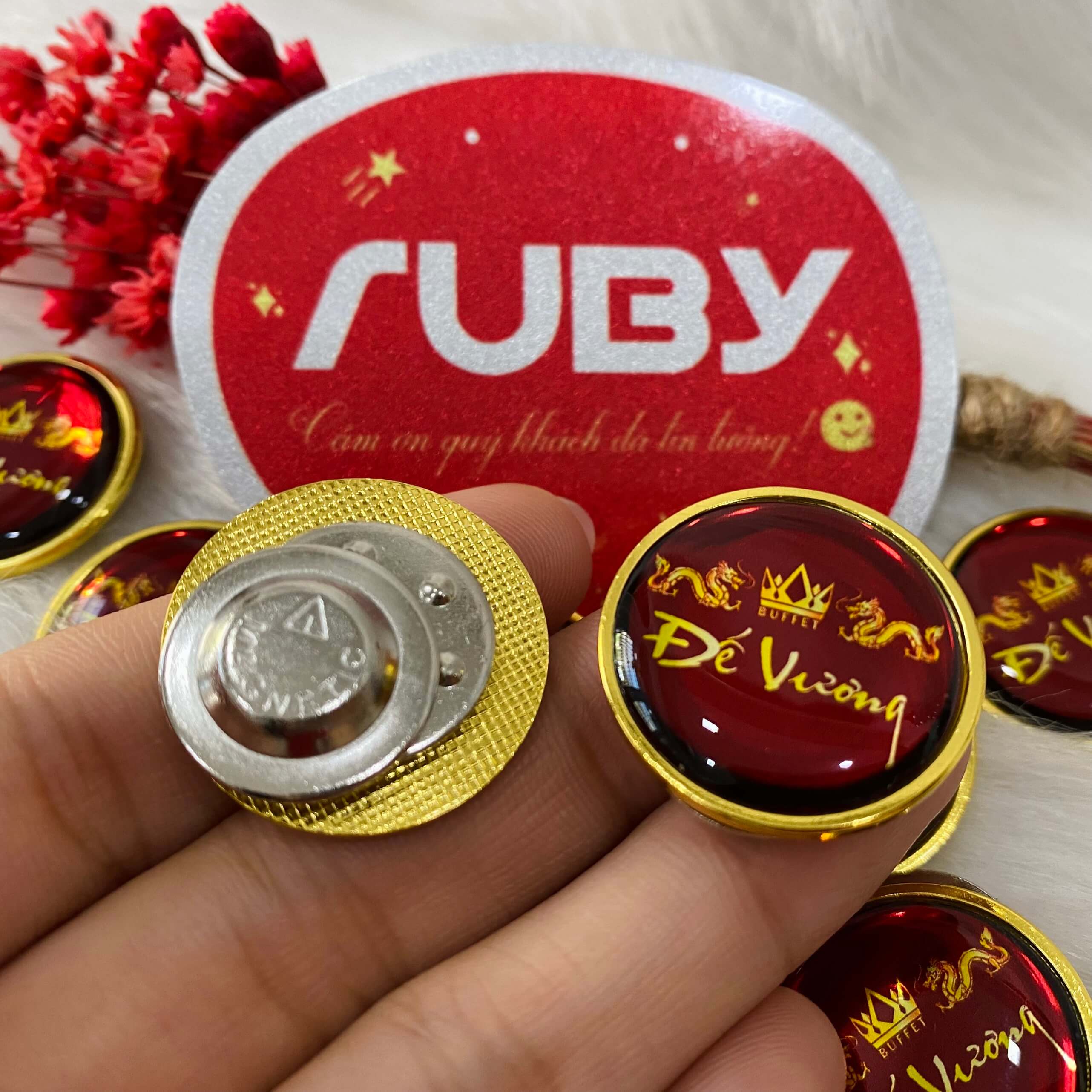 Huy hiệu tròn bằng kim loại xi vàng sáng bóng