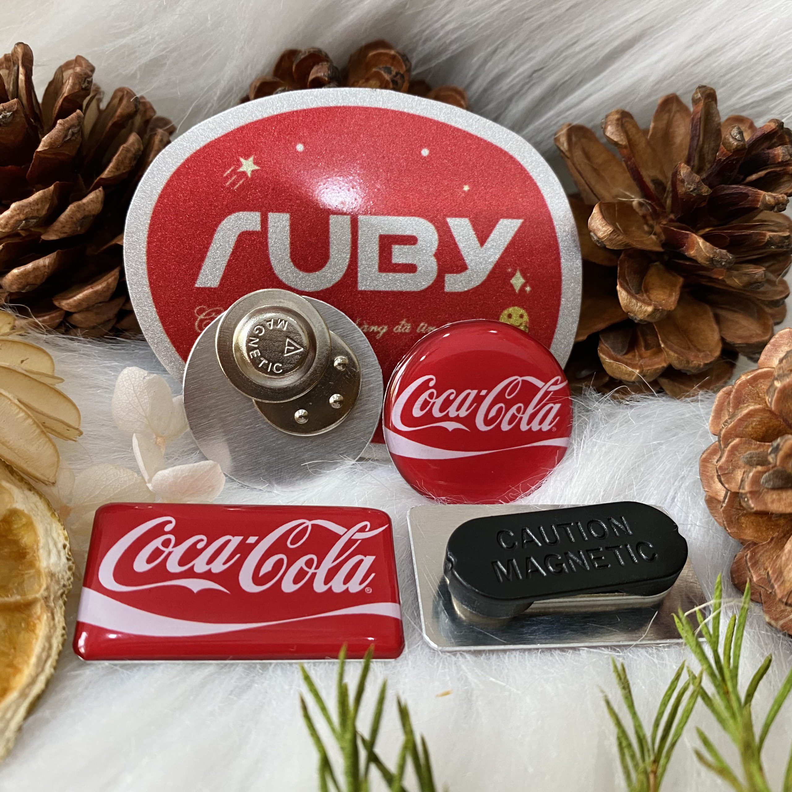 Huy hiệu đeo áo nhôm – in hình logo rõ nét, trọng lượng nhẹ, giá rẻ, phù hợp hội nhóm và sự kiện
