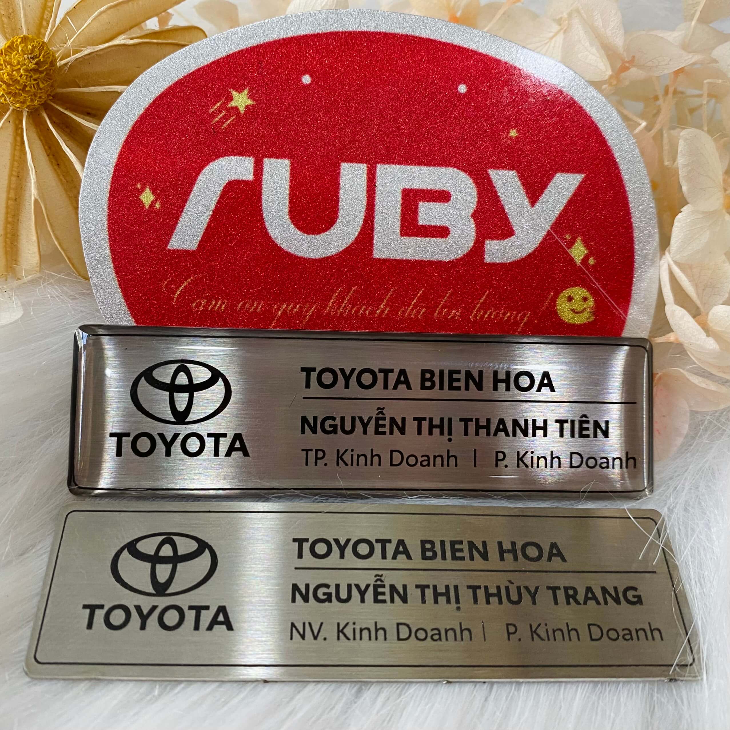 Bảng tên nhân viên inox khắc laser Toyota Biên Hòa – mẫu đổ keo và không đổ keo
