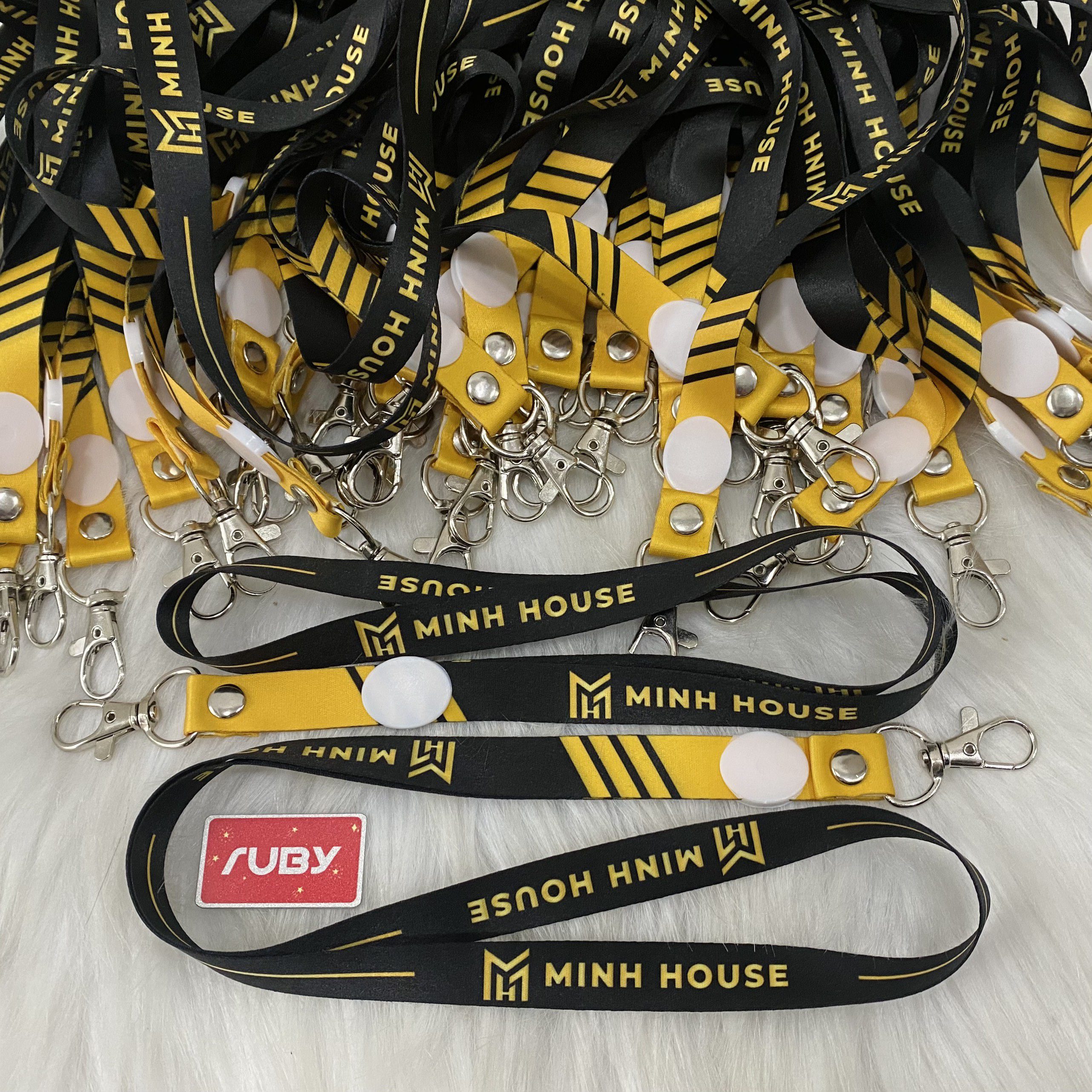 Mẫu dây đeo satin nhiều màu cho nhân viên có nút điều chỉnh dây.