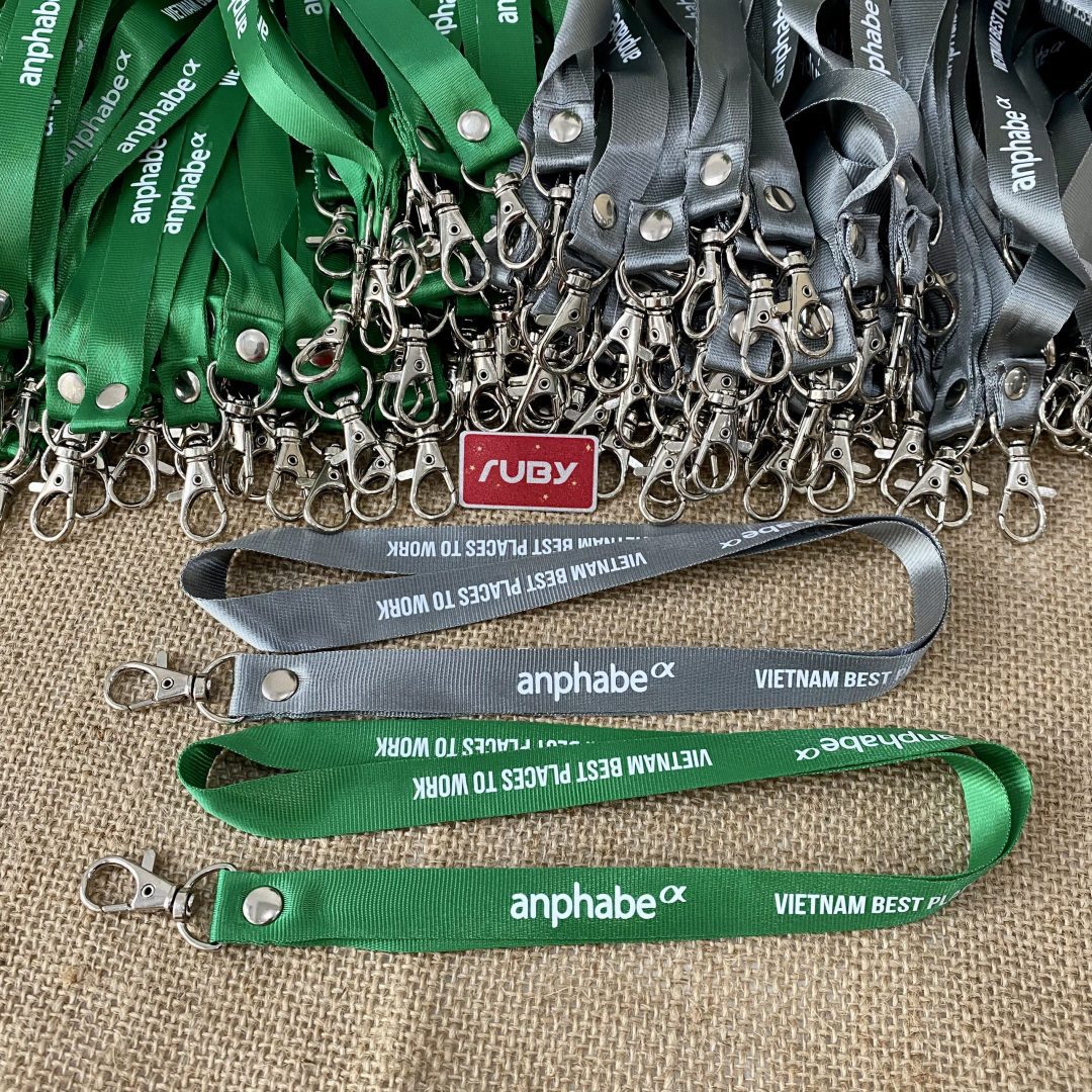 Dây đeo thẻ lụa bản 1.5cm in logo công ty mềm mại, nhẹ, phù hợp đeo thẻ nhân viên