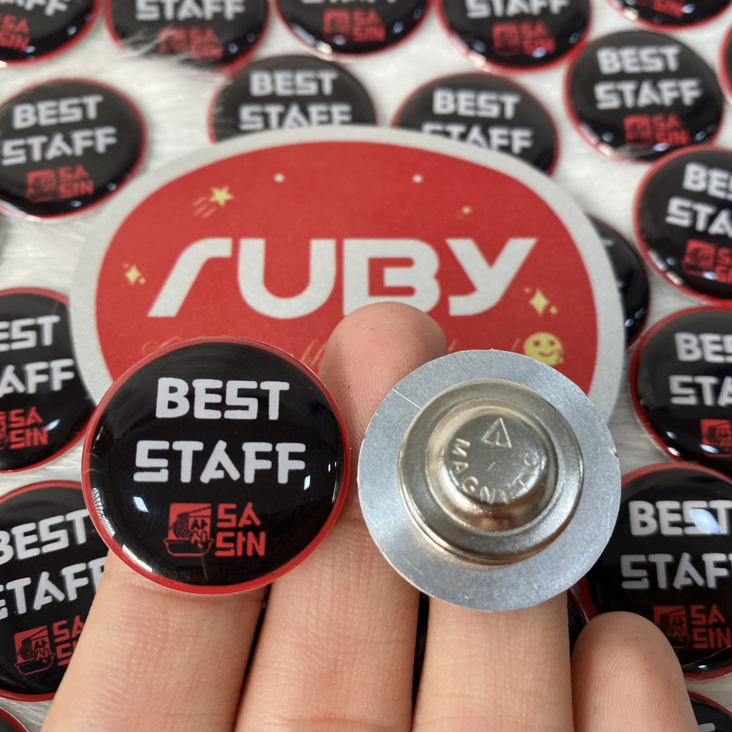 Pin cài áo in logo Sasin – sản xuất bởi Ruby