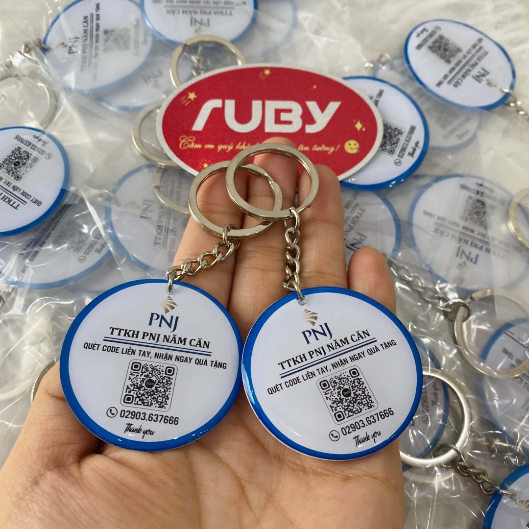 Móc khóa nhựa dẻo tròn in mã QR và logo PNJ
