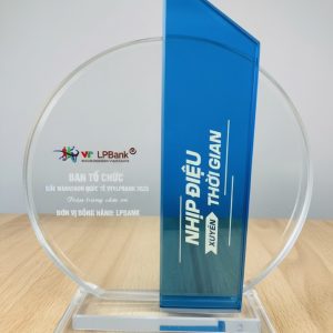 Kỷ niệm chương mica trong suốt, điểm nhấn xanh dương, in logo và nội dung theo yêu cầu.