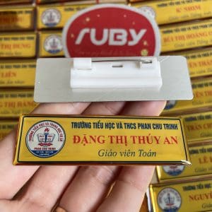 Bảng tên giáo viên bằng nhôm, in logo trường và họ tên rõ nét, gắn kim cài chắc chắn – sản xuất bởi RubyVN.