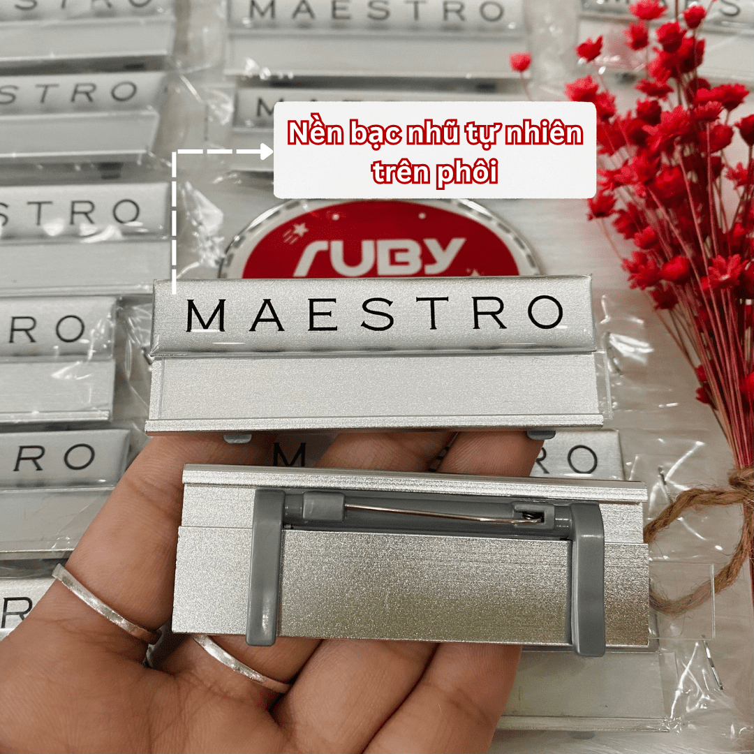 Bảng tên nhân viên MAESTRO có bề mặt nền bạc nhũ tự nhiên, giúp mặt chữ đen hiển thị rõ ràng và đẹp mắt.