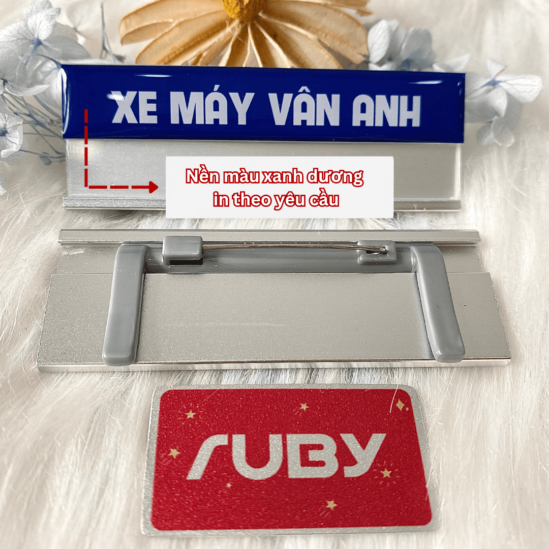 Bảng tên nhôm gài áo in nền màu xanh dương theo yêu cầu của Xe Máy Vân Anh.