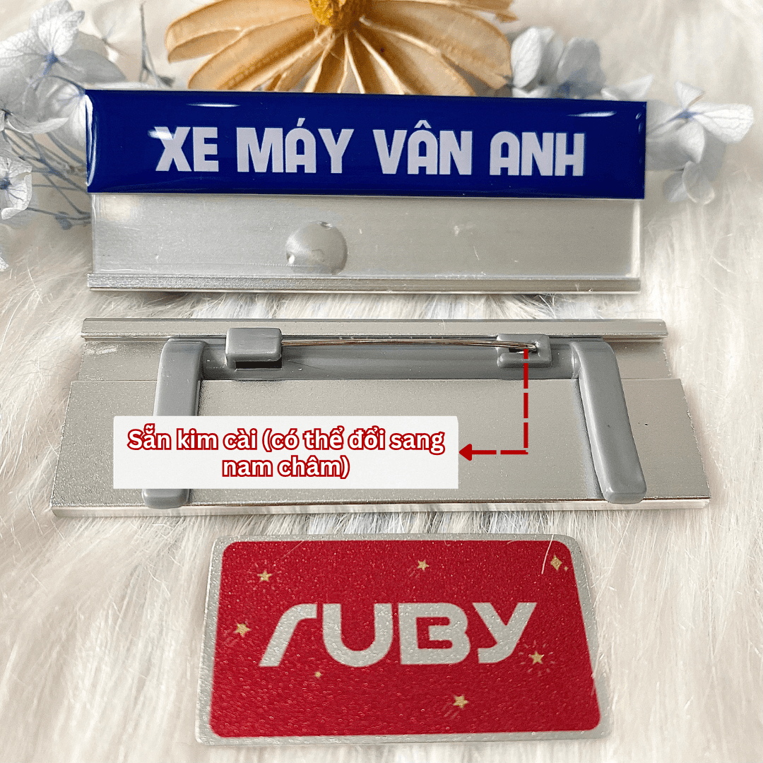 Mặt sau bảng tên nhôm gài áo Xe Máy Vân Anh có gắn sẵn kim cài chắc chắn.