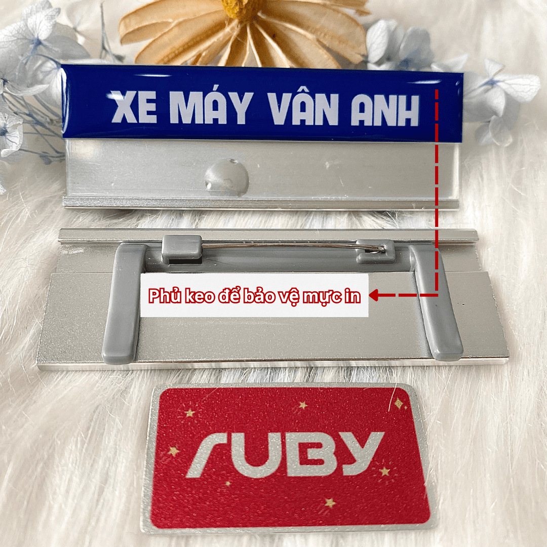 Mặt trước bảng tên nhôm nền xanh Xe Máy Vân Anh được phủ keo trong suốt bảo vệ mực in.
