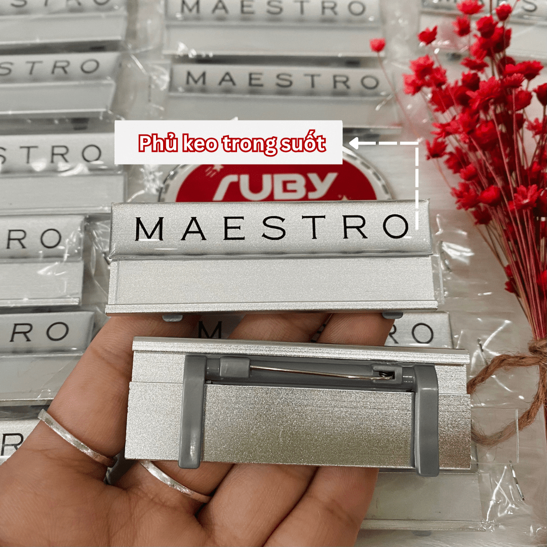 Mặt trước bảng tên nhôm MAESTRO được phủ một lớp keo trong suốt giúp bảo vệ chữ in và chống trầy xước.
