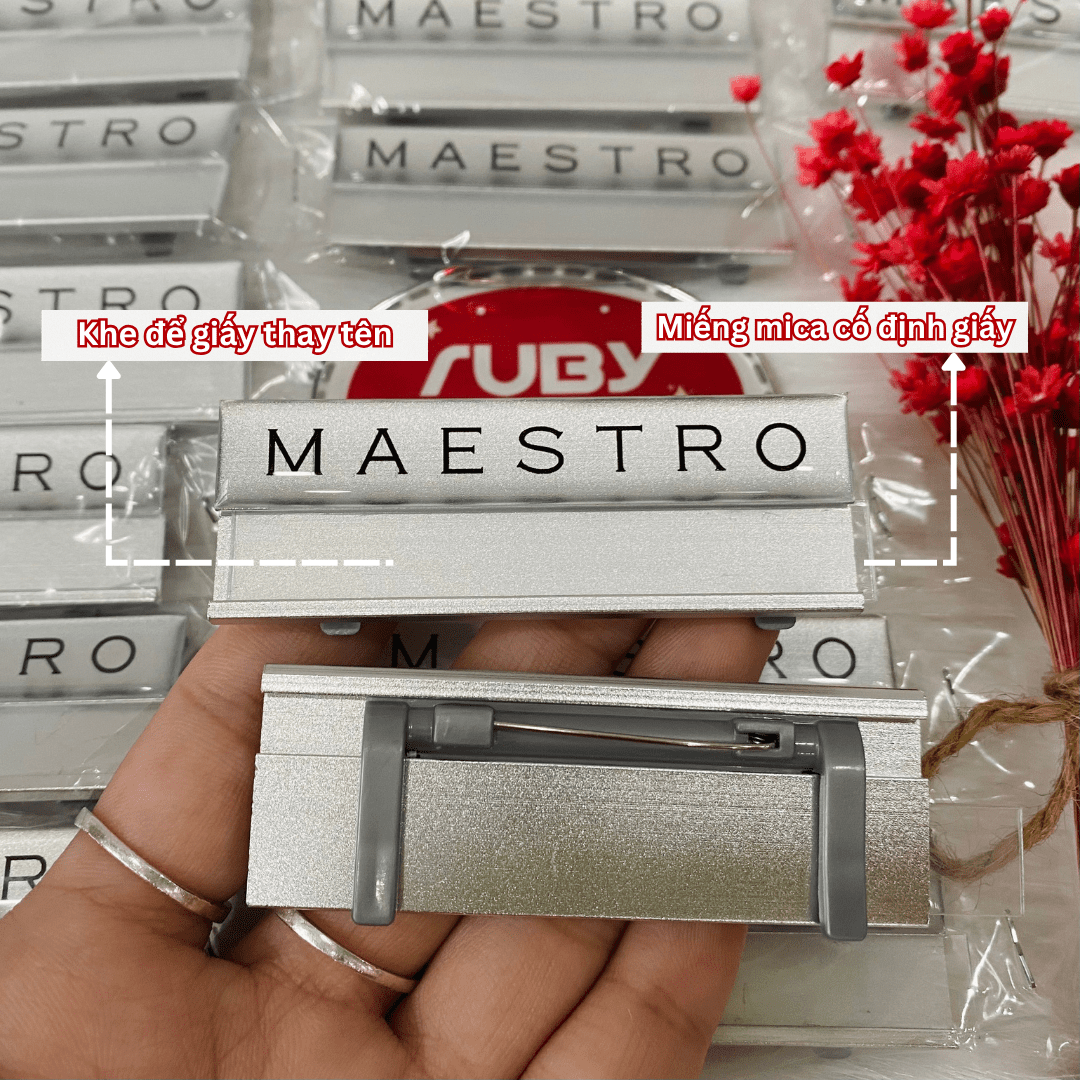 Cấu tạo khe trượt thay tên và miếng mica trong suốt cố định giấy trên mặt trước bảng tên nhôm MAESTRO