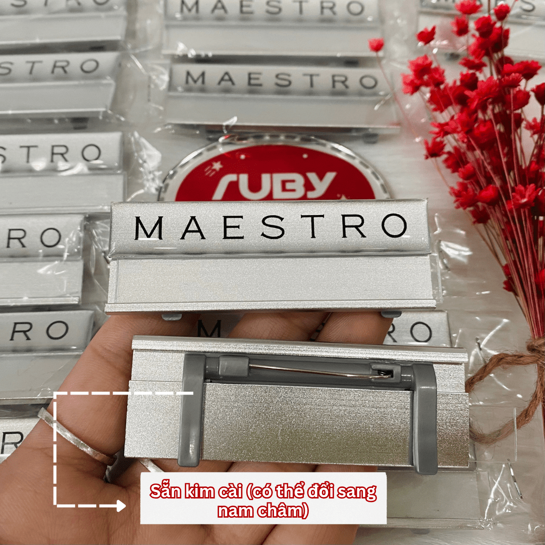 Mặt sau của bảng tên thay tên MAESTRO gắn sẵn kim cài chắc chắn, người dùng có thể đổi sang dùng nam châm nếu muốn.