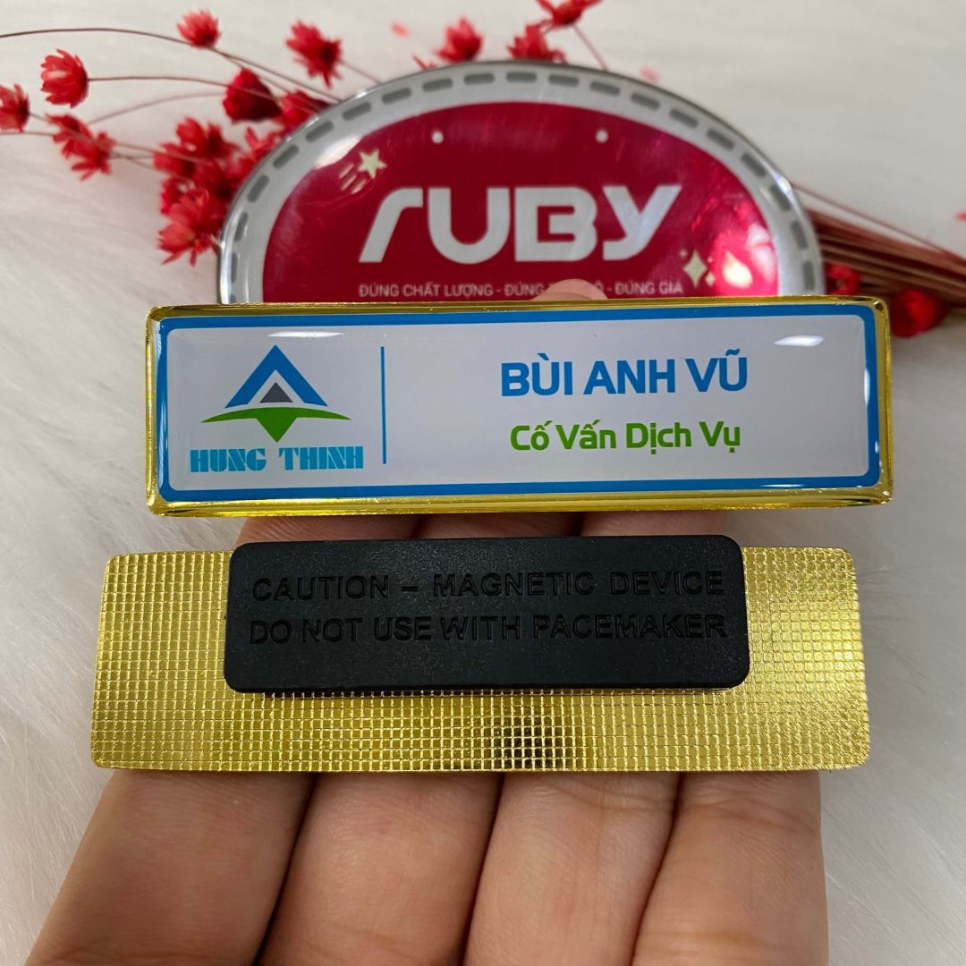 Bảng tên công ty Hưng Thịnh nền trắng, viền vàng, in logo
