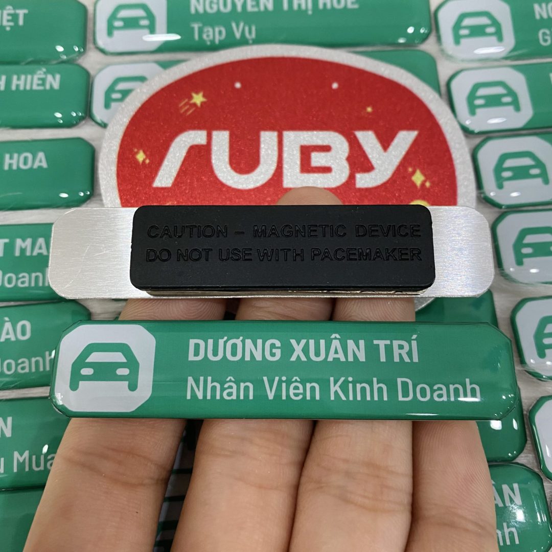 Bảng tên nhân viên nhôm gắn nam châm, nền bảng tên màu xanh lá, in logo ngành ô tô