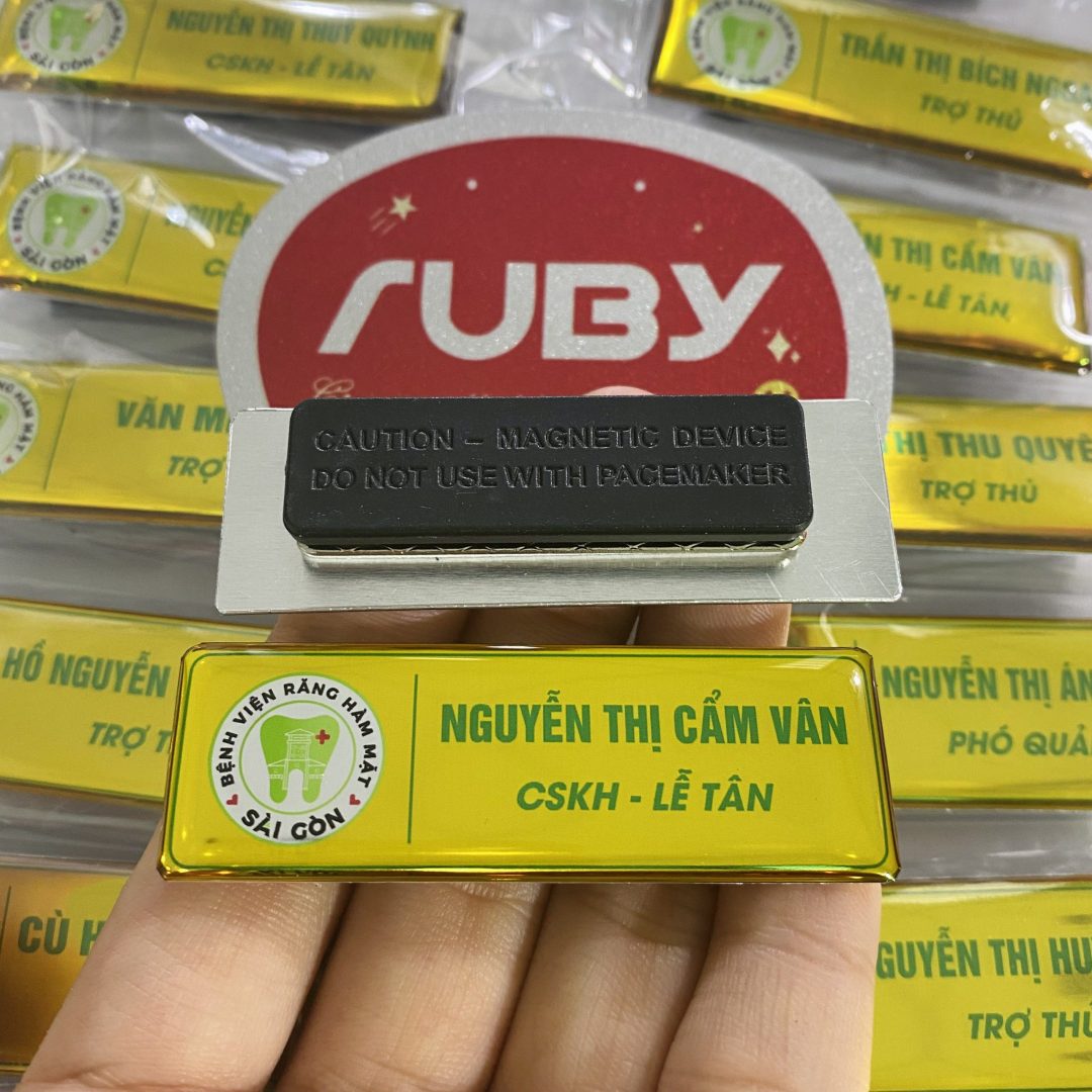 Bảng tên nhân viên nhôm gắn nam châm màu vàng, in logo Bệnh viện Răng Hàm Mặt Sài Gòn