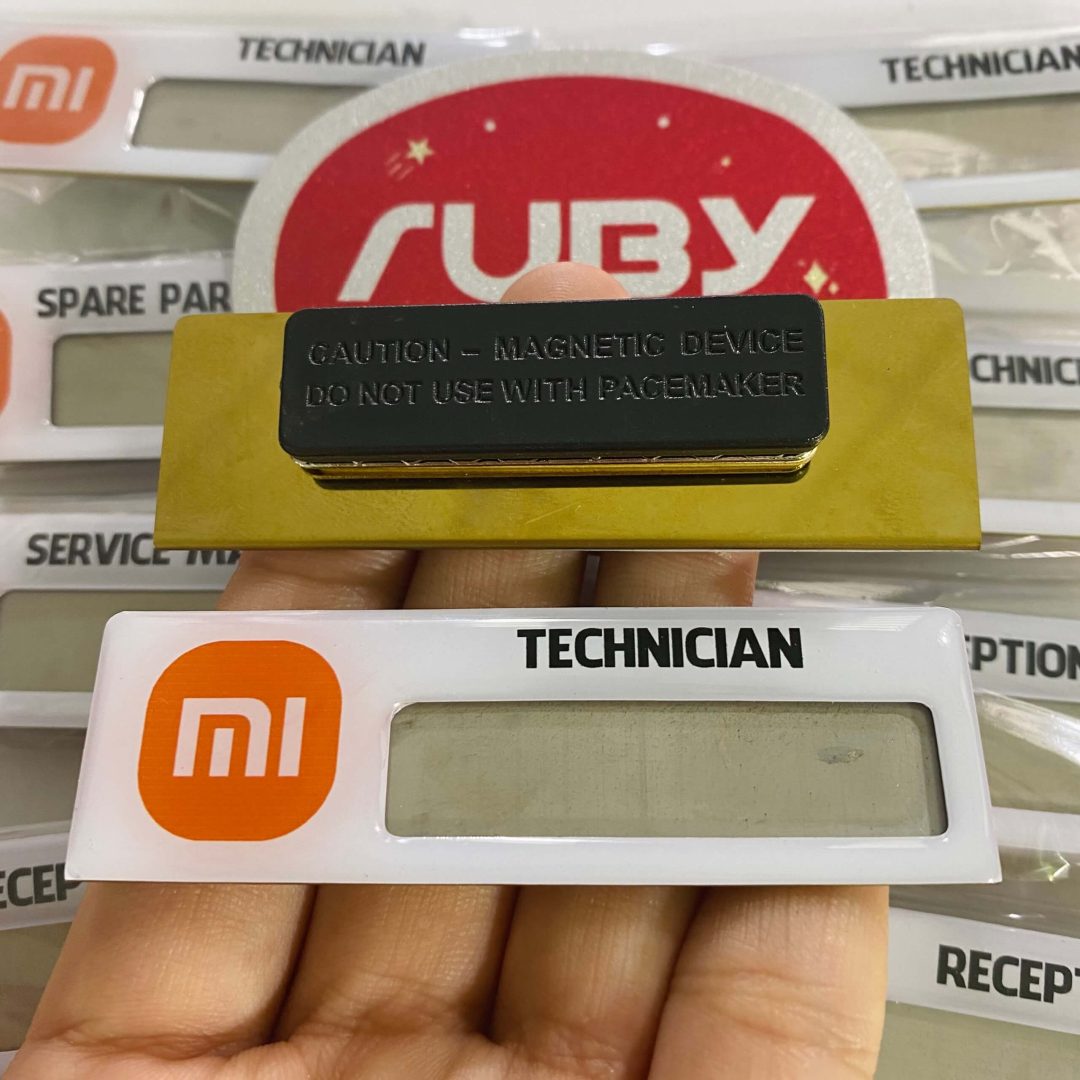 Bảng tên nhân viên Xiaomi chất liệu inox, logo MI cam, chữ Technician, gắn nam châm.