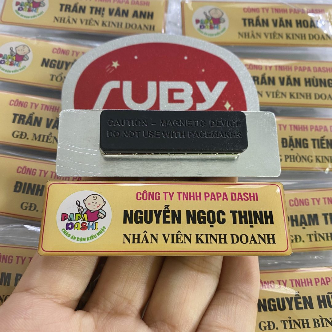 Bảng tên nhân viên nhôm màu vàng nhạt gắn nam châm, in logo Papa Dashi