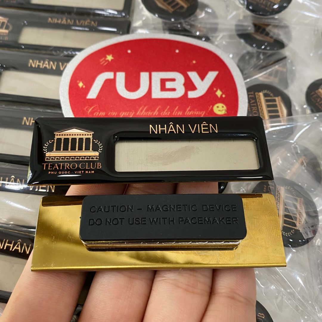 Bảng tên Teatro Club Phú Quốc inox đen phủ bóng, logo vàng ánh kim, chữ Nhân viên.