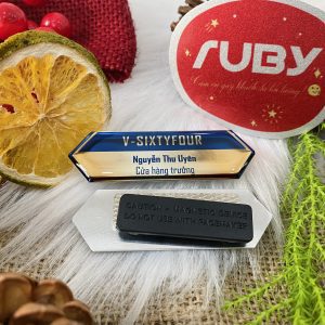 Bảng tên nhân viên nhôm cắt theo yêu cầu, phối nền xanh dương và vàng bóng, in logo V-Sixtyfour
