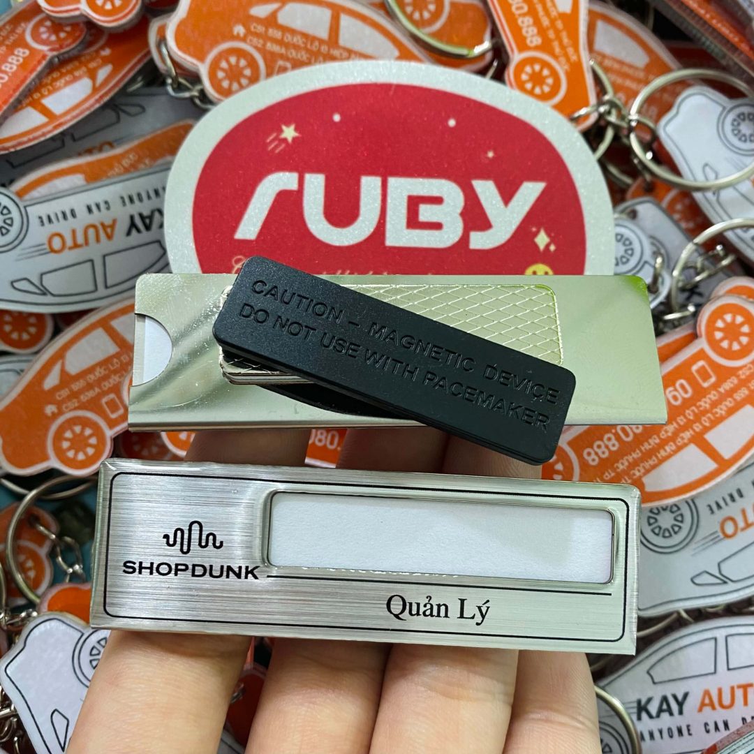 Bảng tên ShopDunk inox xước bạc, logo đen, gắn nam châm.