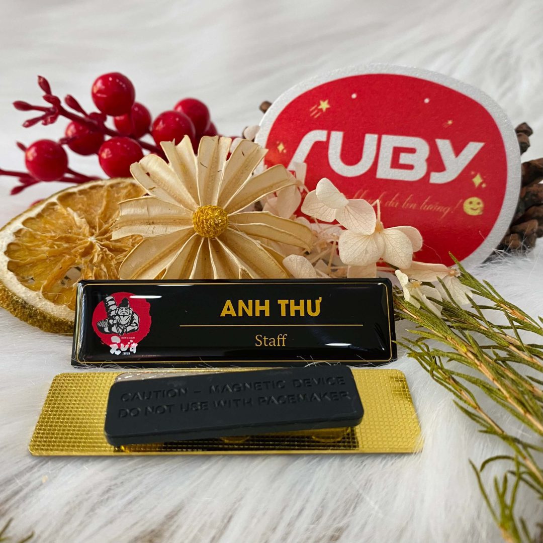 👉 Bảng tên nhân viên nhà hàng Ruby Sushi – Nền đen viền vàng, gắn nam châm