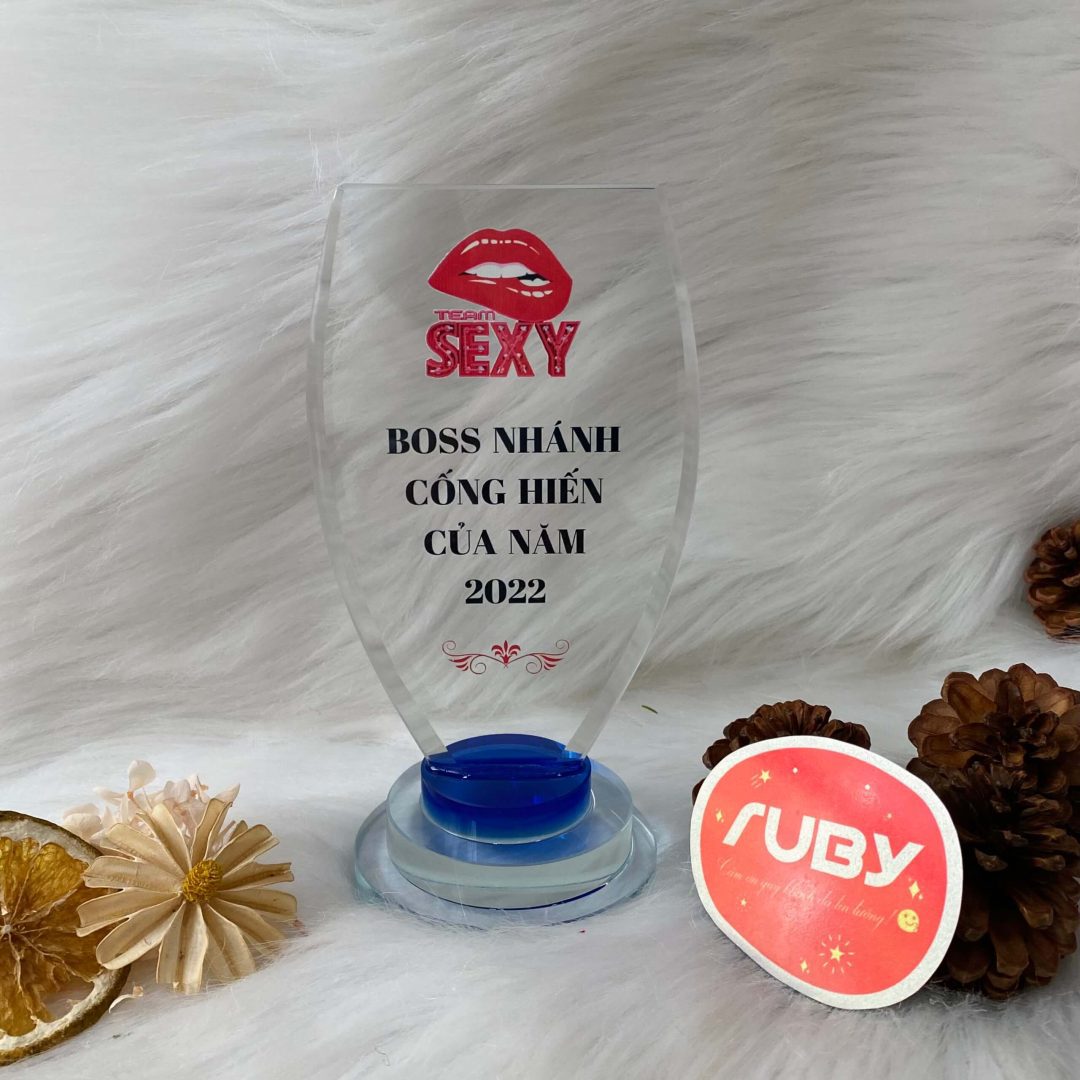 Kỷ niệm chương pha lê in chữ “Boss nhánh cống hiến của năm 2022” – thiết kế hiện đại, đế xanh sang trọng.