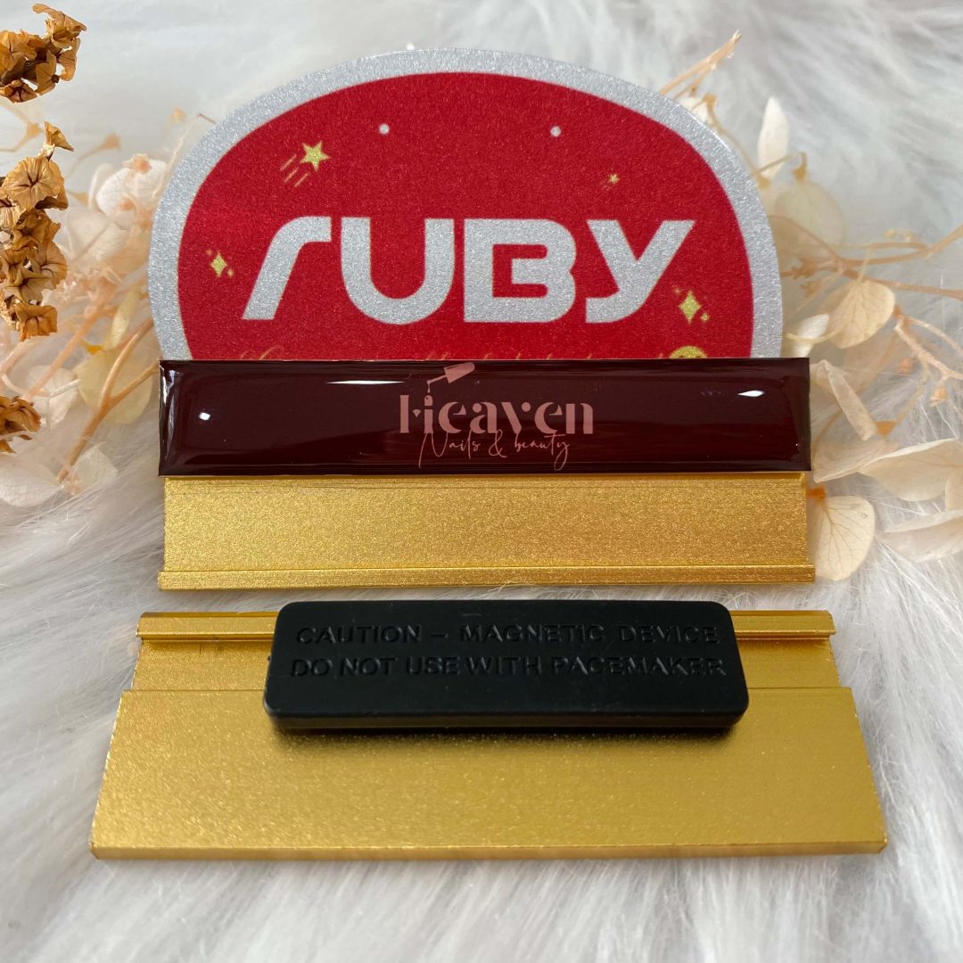 Bảng tên nhân viên màu đỏ rượu sang trọng, logo Heaven Nails & Beauty, phôi bảng tên vàng, gắn nam châm.