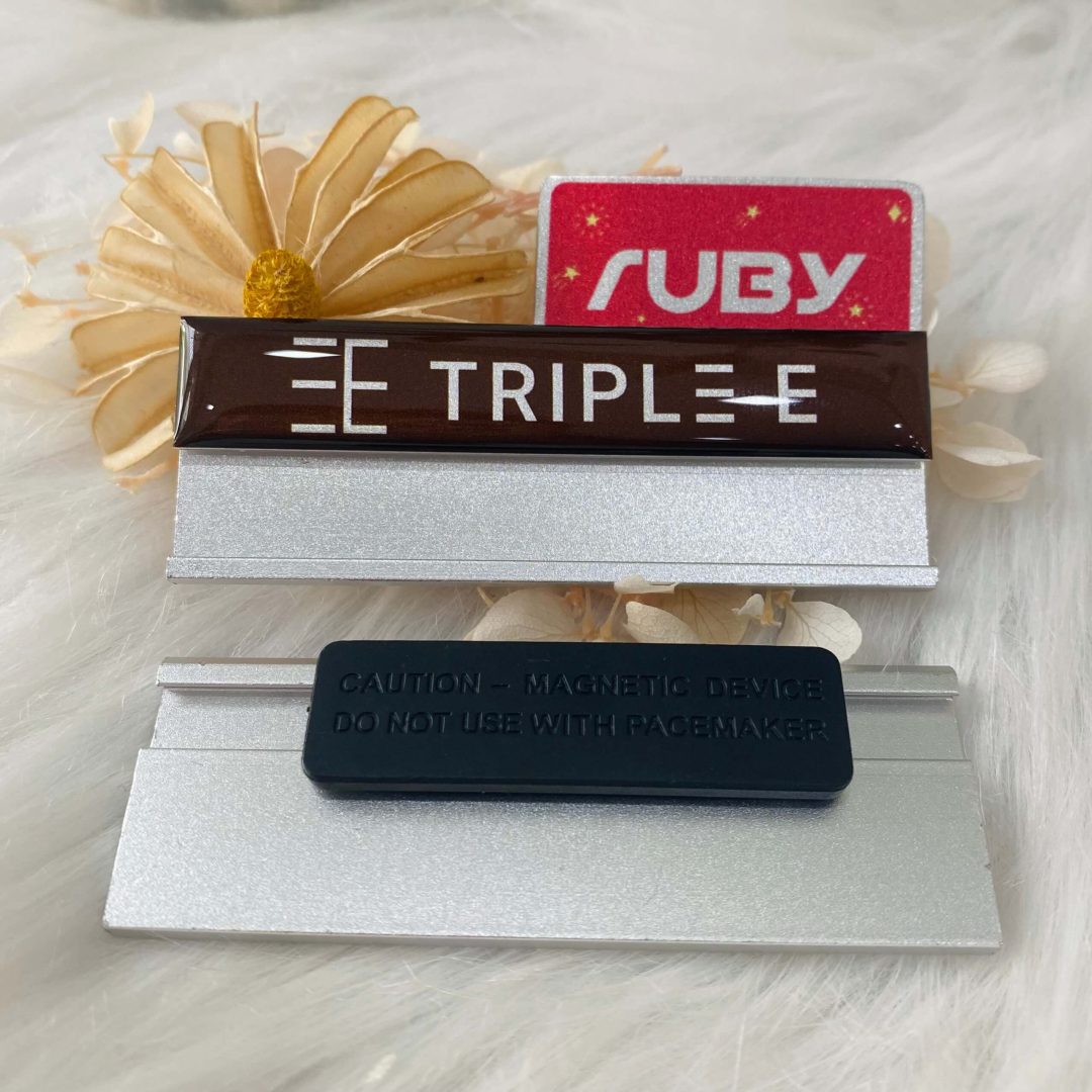 Bảng tên nhân viên màu nâu phối màu bạc, logo Triple E, gắn nam châm phía sau.