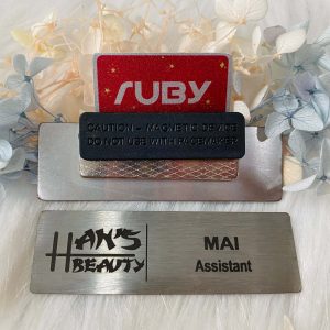 Bảng tên Han’s Beauty inox xước bạc, khắc laser đen, gắn nam châm.