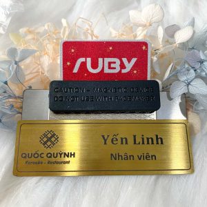 Bảng tên Quốc Quỳnh Karaoke Restaurant inox vàng, khắc laser tên nhân viên, gắn nam châm.