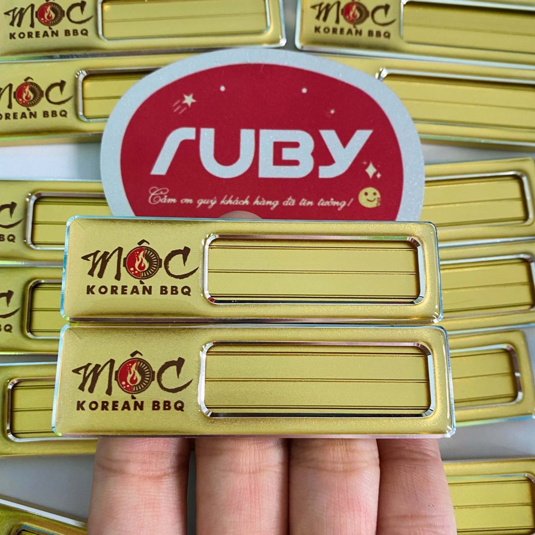 Bảng tên Mộc Korean BBQ nền vàng, in logo nướng Hàn Quốc, có khe thay tên.