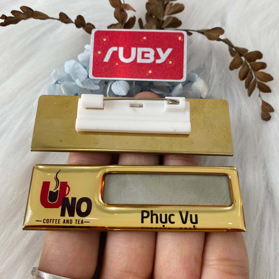 Bảng tên nhân viên UNO Coffee & Tea inox vàng kim, logo tách cà phê, chữ Phục vụ.
