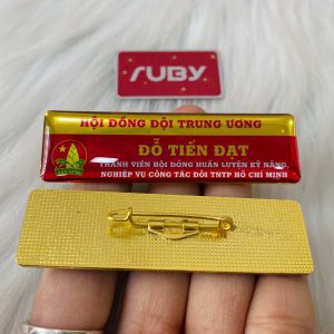 ảng tên Hội đồng Đội Trung ương – Nền đỏ vàng, bảng tên ghim cài áo