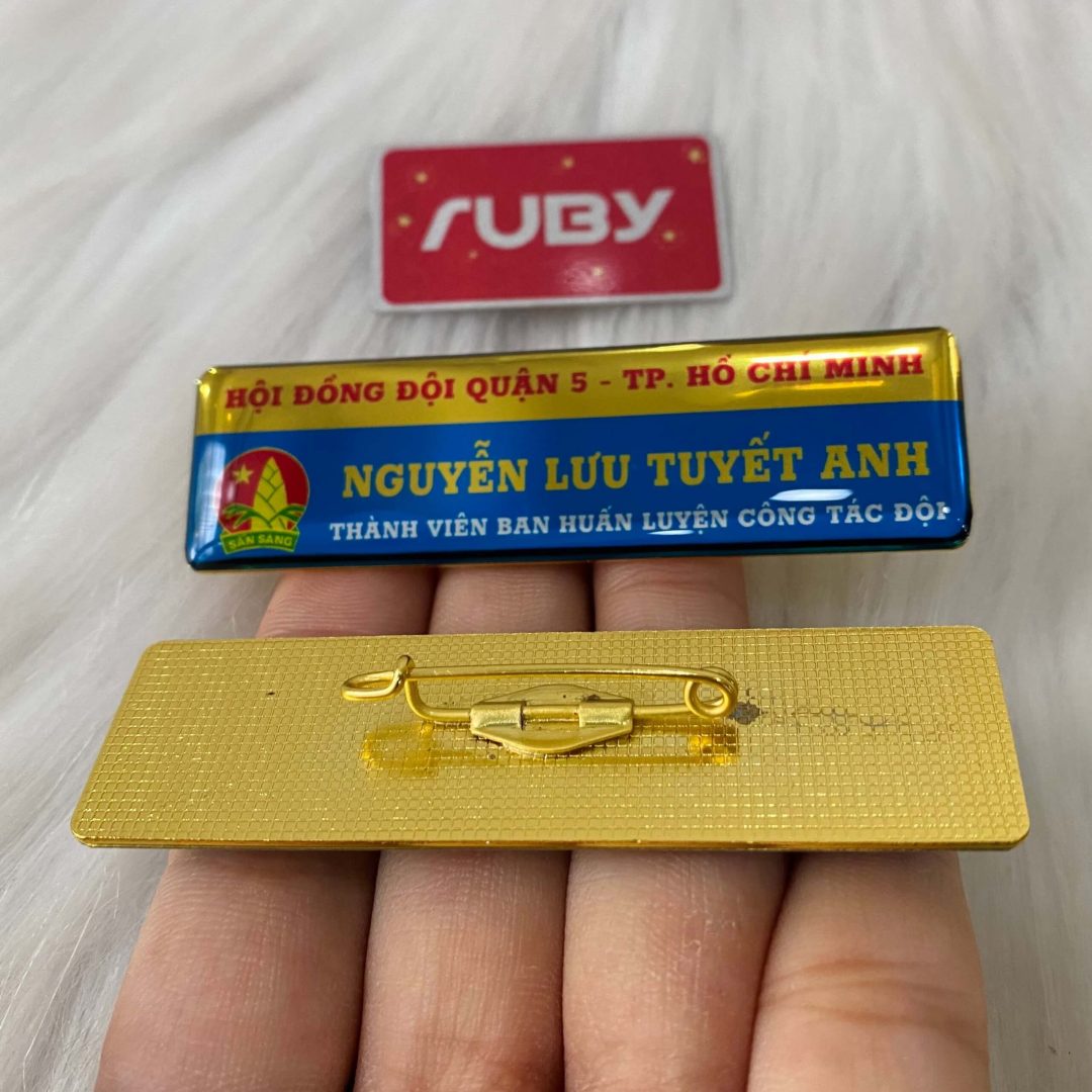 Bảng tên Hội đồng Đội Quận 5 TP.HCM màu xanh vàng, in logo Sao Sẵn Sàng