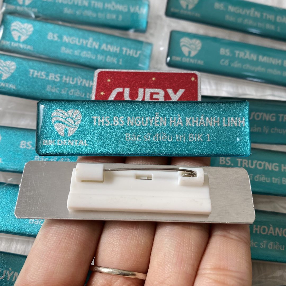 Bảng tên bác sĩ nha khoa BIK Dental màu xanh ngọc, in logo và tên bác sĩ
