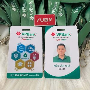 Thẻ nhân viên VPBank in màu 2 mặt, chất liệu nhựa PVC, đi kèm dây đeo thẻ xanh.