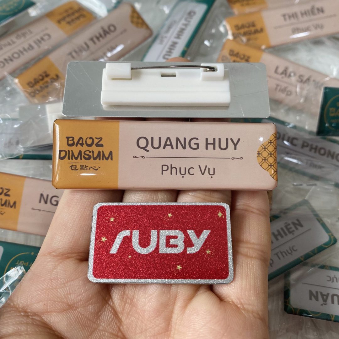 Bảng tên nhân viên nhà hàng Baoz Dimsum màu nâu be, in logo thương hiệu