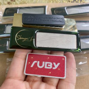 Bảng tên Shangri-La inox xanh rêu, logo vàng ánh kim, gắn nam châm.