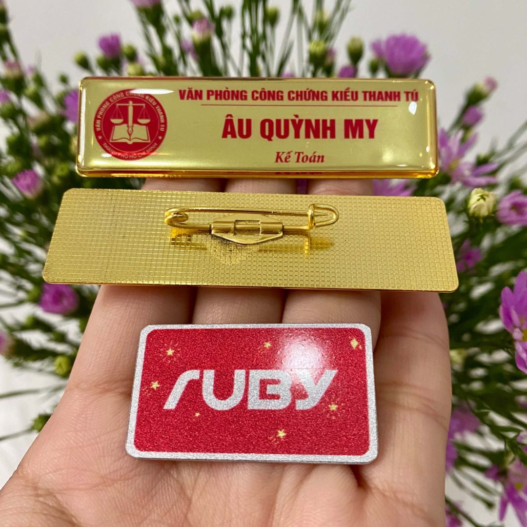 Bảng tên Văn phòng Công chứng Kiều Thanh Tú màu vàng kim, in logo cán cân pháp lý
