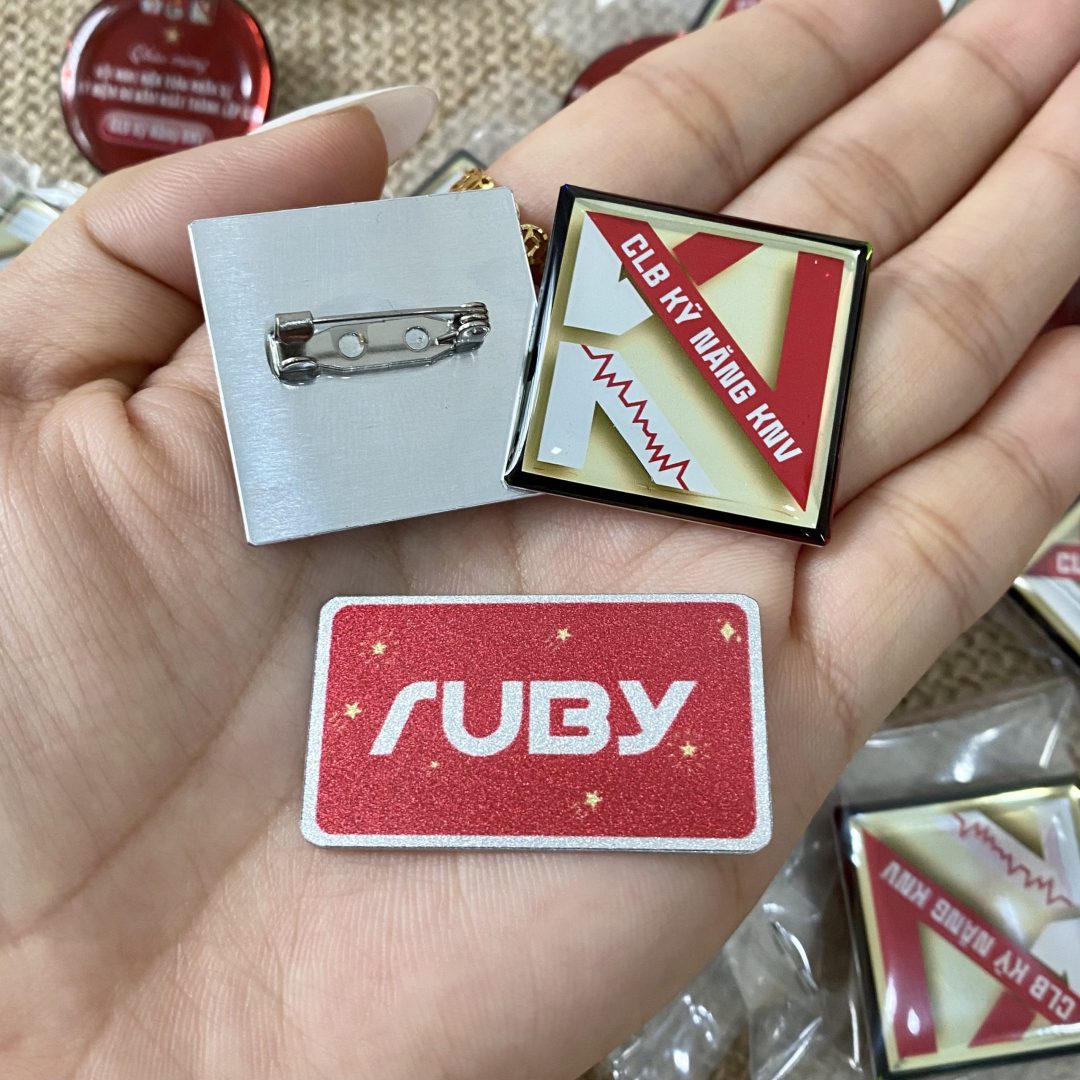 Huy hiệu vuông CLB, mặt sau gắn kim