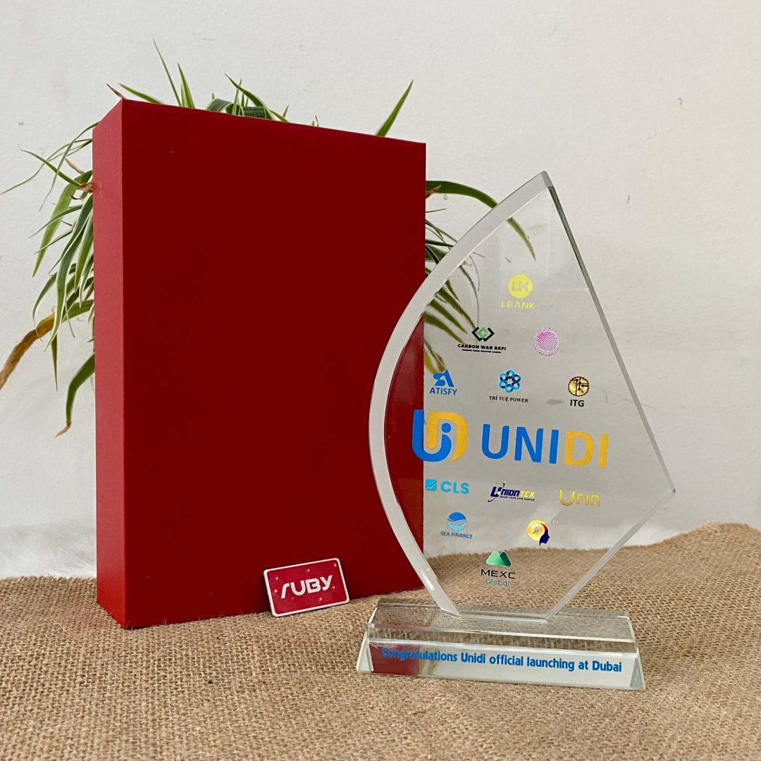 Kỷ niệm chương pha lê UNIDI cao cấp mừng sự kiện launching tại Dubai – Ruby sản xuất theo yêu cầu.