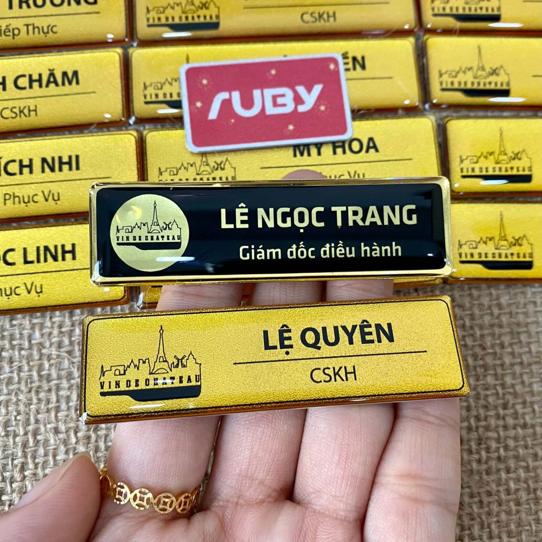 Bảng tên nhà hàng Vườn Đồi Bà Tàu màu đen vàng, bảng tên nhân viên in logo theo yêu cầu