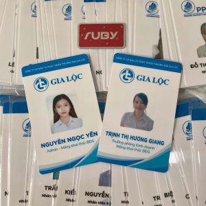 Thẻ nhân viên công ty Gia Lộc, in màu xanh trắng, chất liệu PVC, có hình nhân viên.
