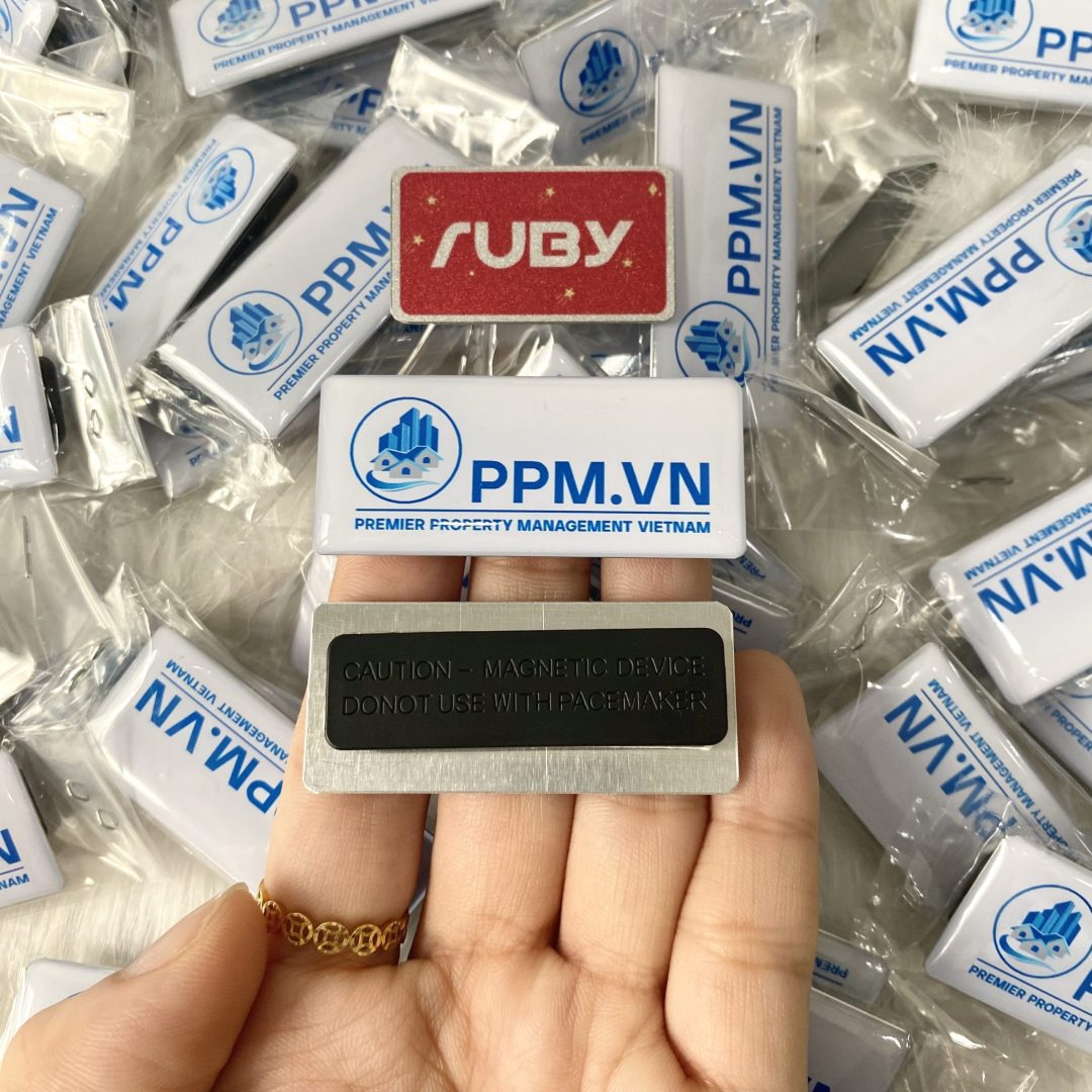 Huy hiệu in logo công ty PPM.VN, huy hiệu cắt hình chữ nhật theo yêu cầu, mặt sau gắn nam châm