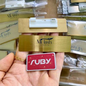 Bảng tên Mi Lash Studio inox vàng xước, khắc laser logo, kim gài