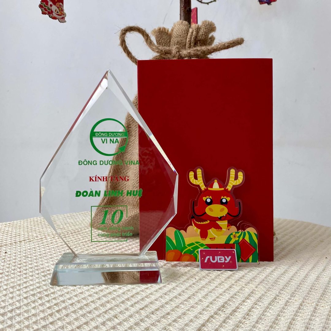 Kỷ niệm chương pha lê in logo Đông Dương Vina, tri ân nhân viên đạt 10 năm cống hiến – Ruby sản xuất.